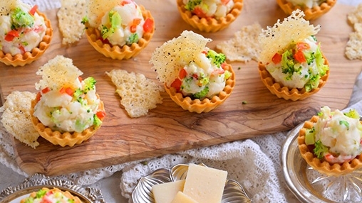 チーズチップス パルミジャーノ・レッジャーノで ミニクリスマスツリーポテトサラダ