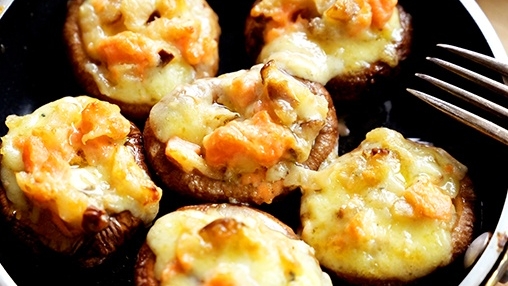 スティルトン、いぶりがっこ、サーモンのしいたけ詰め焼き